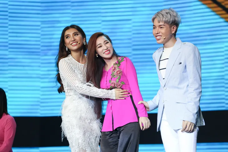 Cặp đôi hoàn hảo: Hòa Minzy lao lên sân khấu nắm tay soái ca định mệnh - Ảnh 3. Cặp đôi hoàn hảo: Hòa Minzy lao lên sân khấu nắm tay soái ca định mệnh - Ảnh 3.