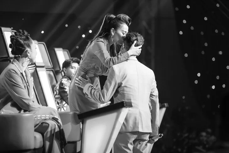 Giọng hát Việt 2017: Hotboy Ali Hoàng Dương khiến khán giả rớt nước mắt khi hát về trẻ em - Ảnh 4. Giọng hát Việt 2017: Hotboy Ali Hoàng Dương khiến khán giả rớt nước mắt khi hát về trẻ em - Ảnh 4.