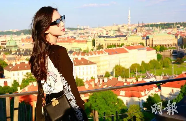 Để chồng con ở nhà, Angelababy một mình đi Czech, chụp ảnh đẹp như nữ sinh - Ảnh 6. Để chồng con ở nhà, Angelababy một mình đi Czech, chụp ảnh đẹp như nữ sinh - Ảnh 6.