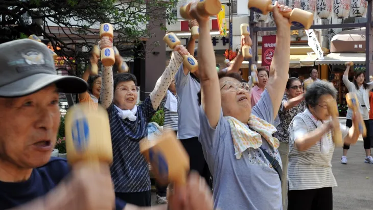 Hàng trăm cụ già tham gia phong trào người cao tuổi tập thể dục ở Tokyo, Nhật Bản - Ảnh 2. Hàng trăm cụ già tham gia phong trào người cao tuổi tập thể dục ở Tokyo, Nhật Bản - Ảnh 2.
