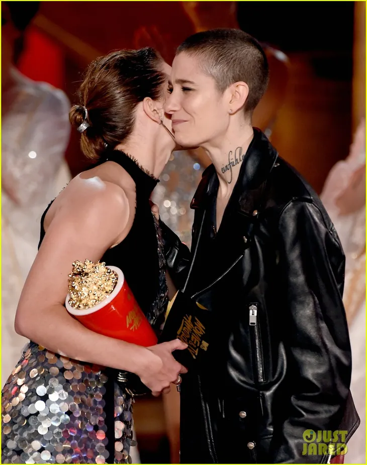 Emma Watson đẹp rạng ngời trên sân khấu MTV Movie & TV Awards 2017 - Ảnh 2. Emma Watson đẹp rạng ngời trên sân khấu MTV Movie & TV Awards 2017 - Ảnh 2.