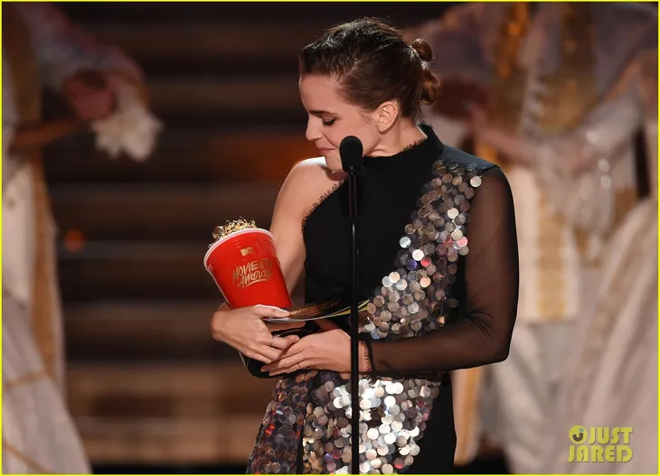 Emma Watson đẹp rạng ngời trên sân khấu MTV Movie & TV Awards 2017 - Ảnh 3. Emma Watson đẹp rạng ngời trên sân khấu MTV Movie & TV Awards 2017 - Ảnh 3.