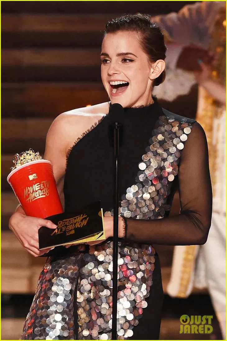 Emma Watson đẹp rạng ngời trên sân khấu MTV Movie & TV Awards 2017 - Ảnh 7. Emma Watson đẹp rạng ngời trên sân khấu MTV Movie & TV Awards 2017 - Ảnh 7.