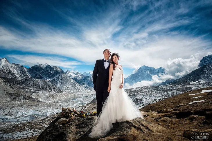 Ngỡ ngàng với cặp đôi chịu khổ, chịu lạnh lên tận đỉnh Everest làm đám cưới - Ảnh 10. Ngỡ ngàng với cặp đôi chịu khổ, chịu lạnh lên tận đỉnh Everest làm đám cưới - Ảnh 10.