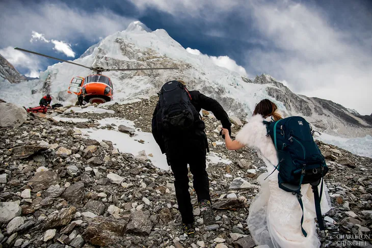 Ngỡ ngàng với cặp đôi chịu khổ, chịu lạnh lên tận đỉnh Everest làm đám cưới - Ảnh 5. Ngỡ ngàng với cặp đôi chịu khổ, chịu lạnh lên tận đỉnh Everest làm đám cưới - Ảnh 5.
