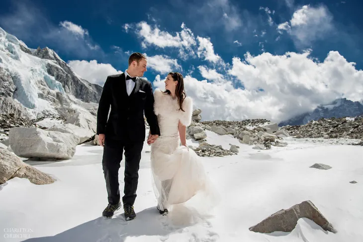 Ngỡ ngàng với cặp đôi chịu khổ, chịu lạnh lên tận đỉnh Everest làm đám cưới - Ảnh 9. Ngỡ ngàng với cặp đôi chịu khổ, chịu lạnh lên tận đỉnh Everest làm đám cưới - Ảnh 9.