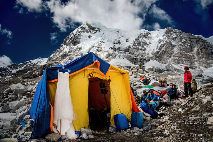 Ngỡ ngàng với cặp đôi chịu khổ, chịu lạnh lên tận đỉnh Everest làm đám cưới - Ảnh 3. Ngỡ ngàng với cặp đôi chịu khổ, chịu lạnh lên tận đỉnh Everest làm đám cưới - Ảnh 3.