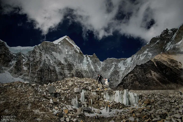 Ngỡ ngàng với cặp đôi chịu khổ, chịu lạnh lên tận đỉnh Everest làm đám cưới - Ảnh 7. Ngỡ ngàng với cặp đôi chịu khổ, chịu lạnh lên tận đỉnh Everest làm đám cưới - Ảnh 7.
