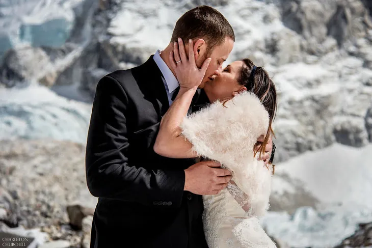 Ngỡ ngàng với cặp đôi chịu khổ, chịu lạnh lên tận đỉnh Everest làm đám cưới - Ảnh 12. Ngỡ ngàng với cặp đôi chịu khổ, chịu lạnh lên tận đỉnh Everest làm đám cưới - Ảnh 12.