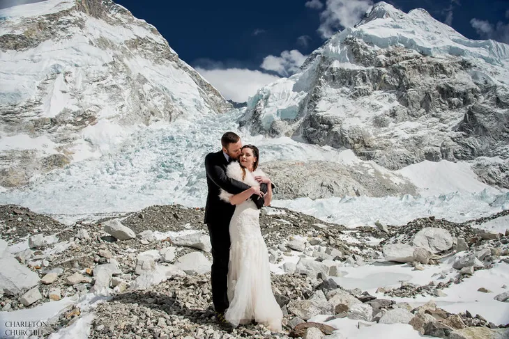 Ngỡ ngàng với cặp đôi chịu khổ, chịu lạnh lên tận đỉnh Everest làm đám cưới - Ảnh 13. Ngỡ ngàng với cặp đôi chịu khổ, chịu lạnh lên tận đỉnh Everest làm đám cưới - Ảnh 13.