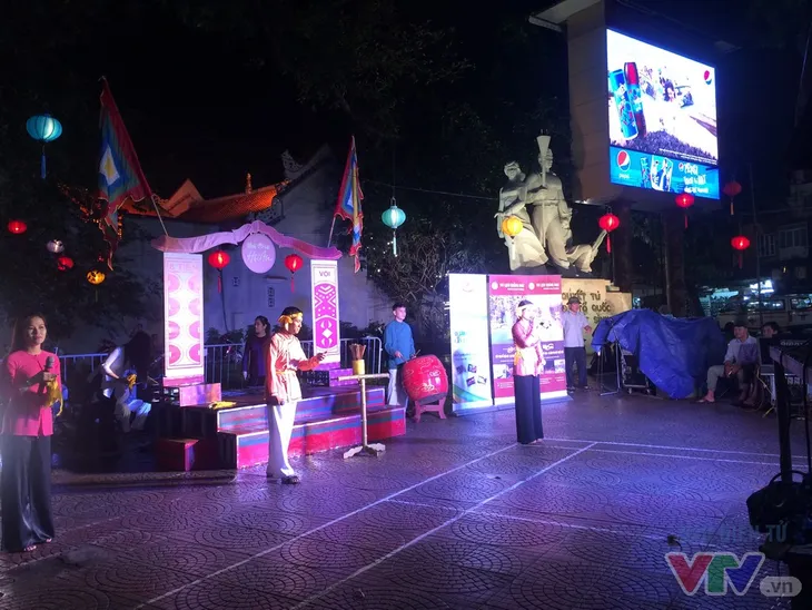 Quảng bá văn hóa, du lịch Quảng Nam trên phố đi bộ Hà Nội - Ảnh 4. Quảng bá văn hóa, du lịch Quảng Nam trên phố đi bộ Hà Nội - Ảnh 4.