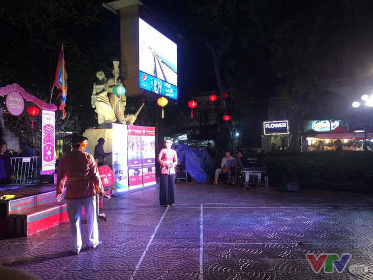 Quảng bá văn hóa, du lịch Quảng Nam trên phố đi bộ Hà Nội - Ảnh 3. Quảng bá văn hóa, du lịch Quảng Nam trên phố đi bộ Hà Nội - Ảnh 3.