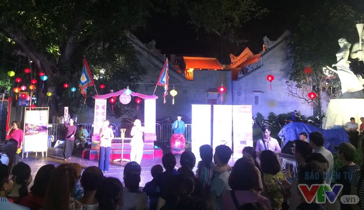 Quảng bá văn hóa, du lịch Quảng Nam trên phố đi bộ Hà Nội - Ảnh 2. Quảng bá văn hóa, du lịch Quảng Nam trên phố đi bộ Hà Nội - Ảnh 2.