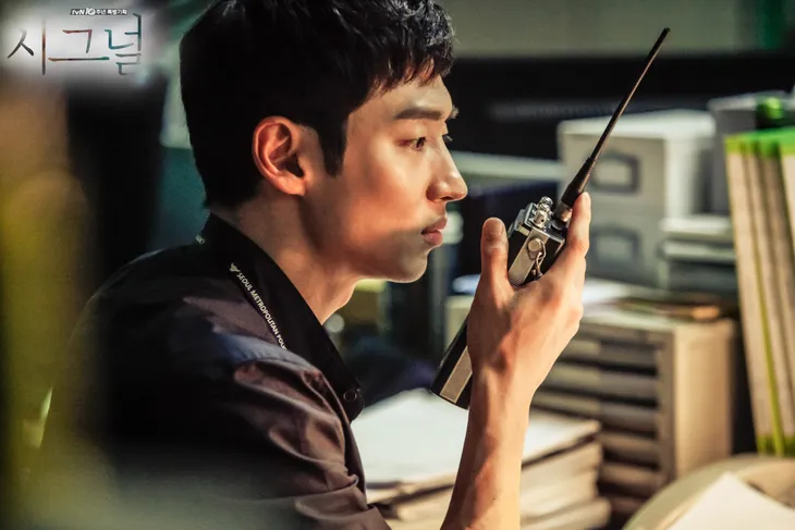 Signal - Siêu phẩm hình sự của Hàn Quốc lên sóng kênh VTV2 - Ảnh 2. Signal - Siêu phẩm hình sự của Hàn Quốc lên sóng kênh VTV2 - Ảnh 2.
