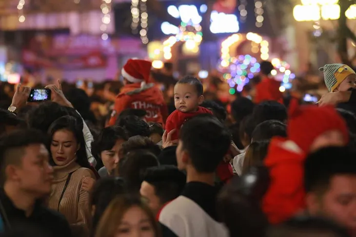 Người dân Hà Nội nô nức đổ ra đường đón Giáng sinh - Ảnh 12. Người dân Hà Nội nô nức đổ ra đường đón Giáng sinh - Ảnh 12.