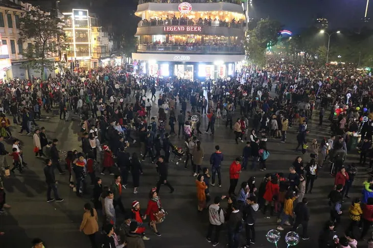 Người dân Hà Nội nô nức đổ ra đường đón Giáng sinh - Ảnh 2. Người dân Hà Nội nô nức đổ ra đường đón Giáng sinh - Ảnh 2.