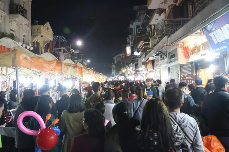 Người dân Hà Nội nô nức đổ ra đường đón Giáng sinh - Ảnh 17. Người dân Hà Nội nô nức đổ ra đường đón Giáng sinh - Ảnh 17.