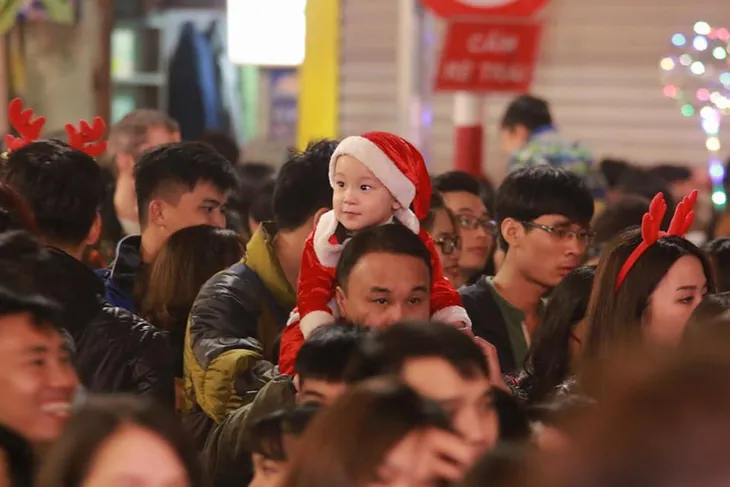 Người dân Hà Nội nô nức đổ ra đường đón Giáng sinh - Ảnh 8. Người dân Hà Nội nô nức đổ ra đường đón Giáng sinh - Ảnh 8.