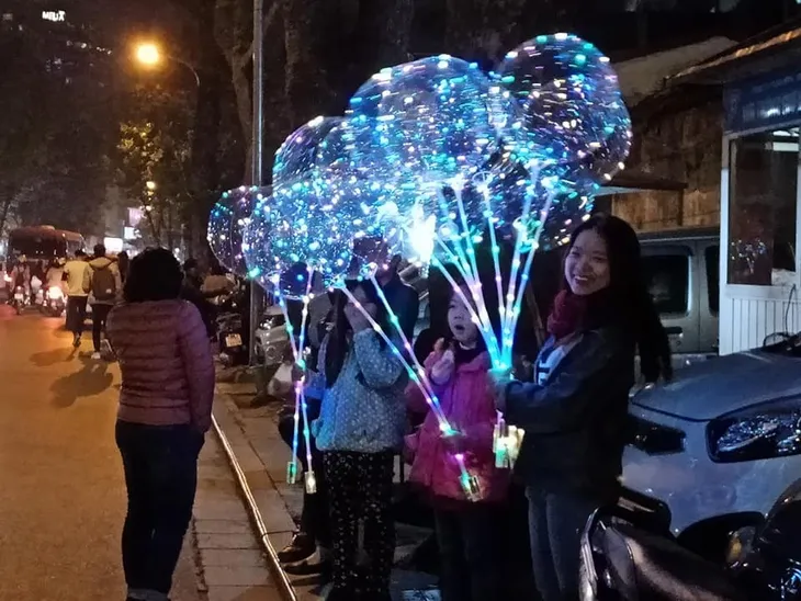 Người dân Hà Nội nô nức đổ ra đường đón Giáng sinh - Ảnh 5. Người dân Hà Nội nô nức đổ ra đường đón Giáng sinh - Ảnh 5.