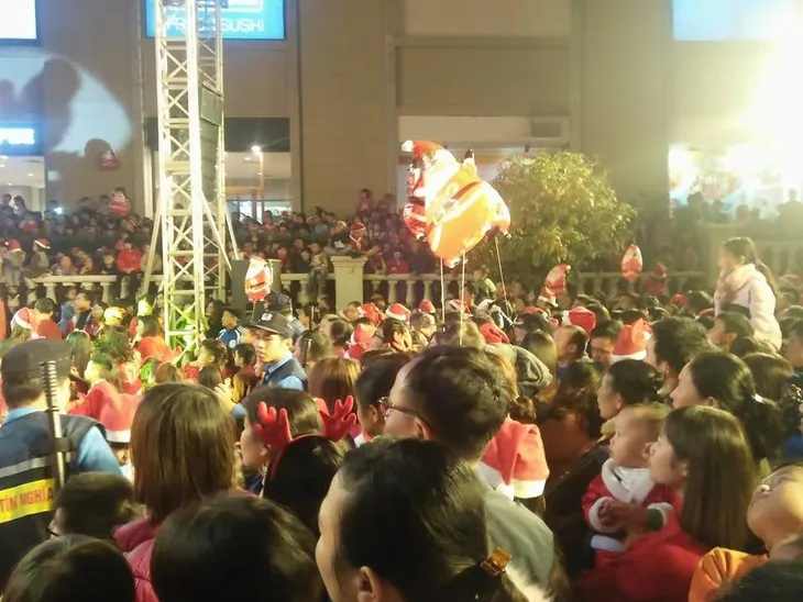 Người dân Hà Nội nô nức đổ ra đường đón Giáng sinh - Ảnh 18. Người dân Hà Nội nô nức đổ ra đường đón Giáng sinh - Ảnh 18.