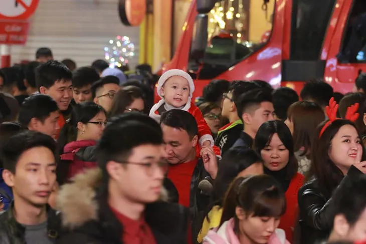 Người dân Hà Nội nô nức đổ ra đường đón Giáng sinh - Ảnh 11. Người dân Hà Nội nô nức đổ ra đường đón Giáng sinh - Ảnh 11.