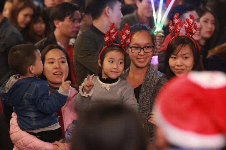 Người dân Hà Nội nô nức đổ ra đường đón Giáng sinh - Ảnh 9. Người dân Hà Nội nô nức đổ ra đường đón Giáng sinh - Ảnh 9.