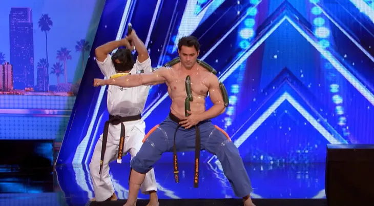 Hãi hùng màn bổ trái cây trên người ở Americas Got Talent 2017 - Ảnh 1. Hãi hùng màn bổ trái cây trên người ở Americas Got Talent 2017 - Ảnh 1.