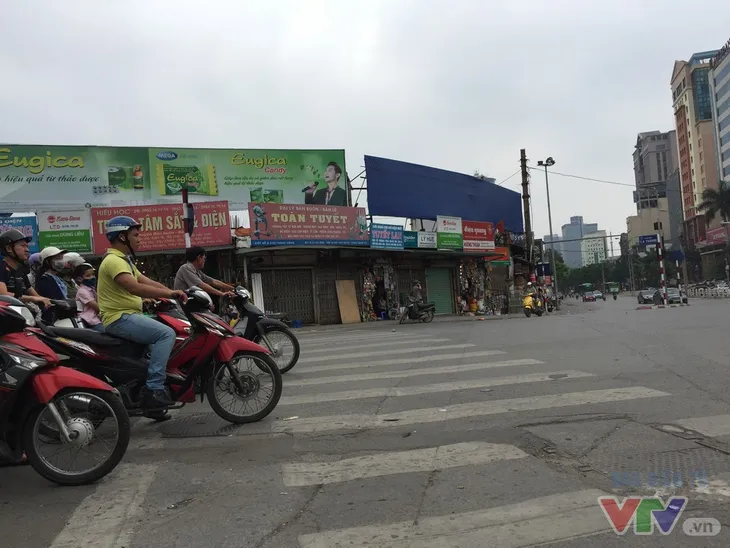 Hà Nội dịp nghỉ lễ 30/4-1/5 vắng lặng như Tết - Ảnh 14.