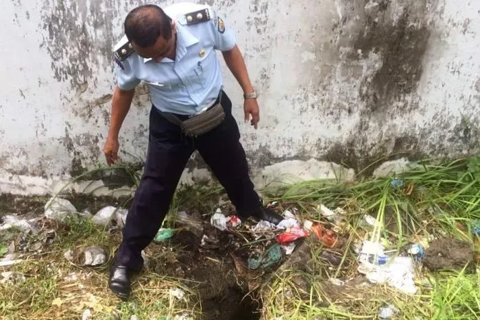Indonesia truy lùng tù nhân đào hầm trốn trại - Ảnh 1. Indonesia truy lùng tù nhân đào hầm trốn trại - Ảnh 1.