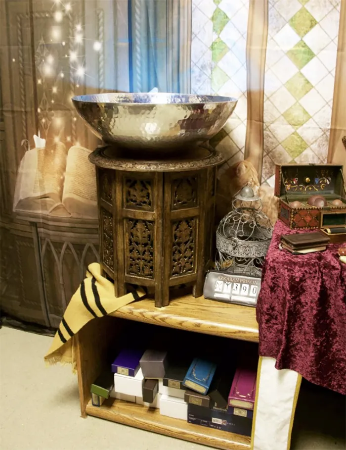Ngỡ ngàng lớp học được hô biến thành không gian phép thuật trong Harry Potter - Ảnh 2.