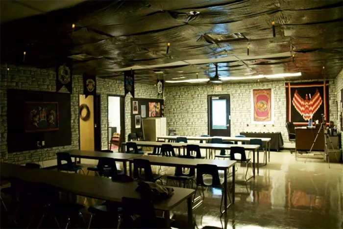 Ngỡ ngàng lớp học được hô biến thành không gian phép thuật trong Harry Potter - Ảnh 4.