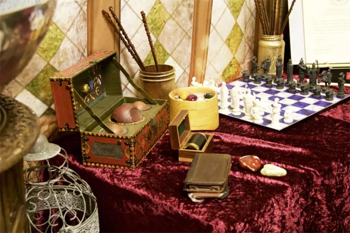 Ngỡ ngàng lớp học được hô biến thành không gian phép thuật trong Harry Potter - Ảnh 7.