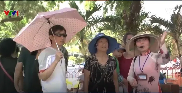 Băn khoăn trước quy định mới về hướng dẫn viên du lịch - Ảnh 2. Băn khoăn trước quy định mới về hướng dẫn viên du lịch - Ảnh 2.