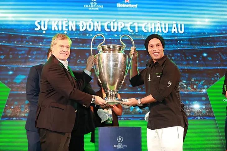 Ronaldinho, anh em De Boer đến Việt Nam - Ảnh 4. Ronaldinho, anh em De Boer đến Việt Nam - Ảnh 4.