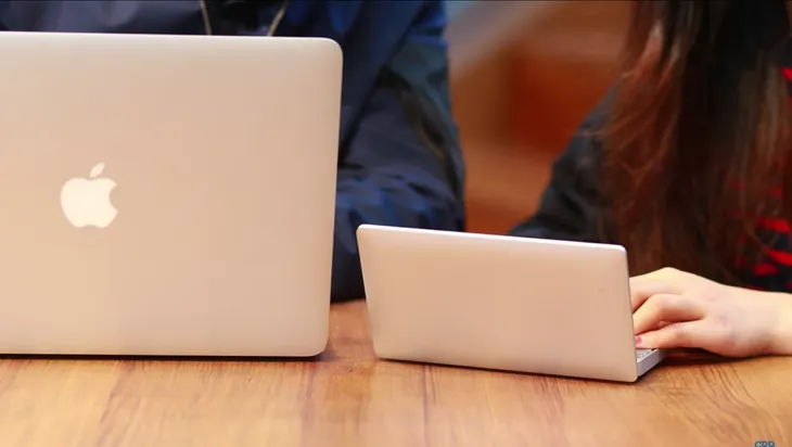 Choáng với chiếc laptop nhỏ nhất trên thế giới có thể... đút túi quần - Ảnh 4. Choáng với chiếc laptop nhỏ nhất trên thế giới có thể... đút túi quần - Ảnh 4.