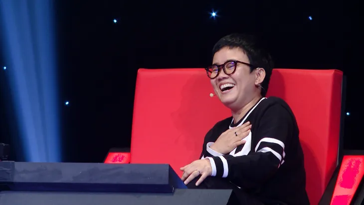 Chán nói bình thường, Xuân Bắc dẫn chương trình bằng cách hát - Ảnh 3. Chán nói bình thường, Xuân Bắc dẫn chương trình bằng cách hát - Ảnh 3.
