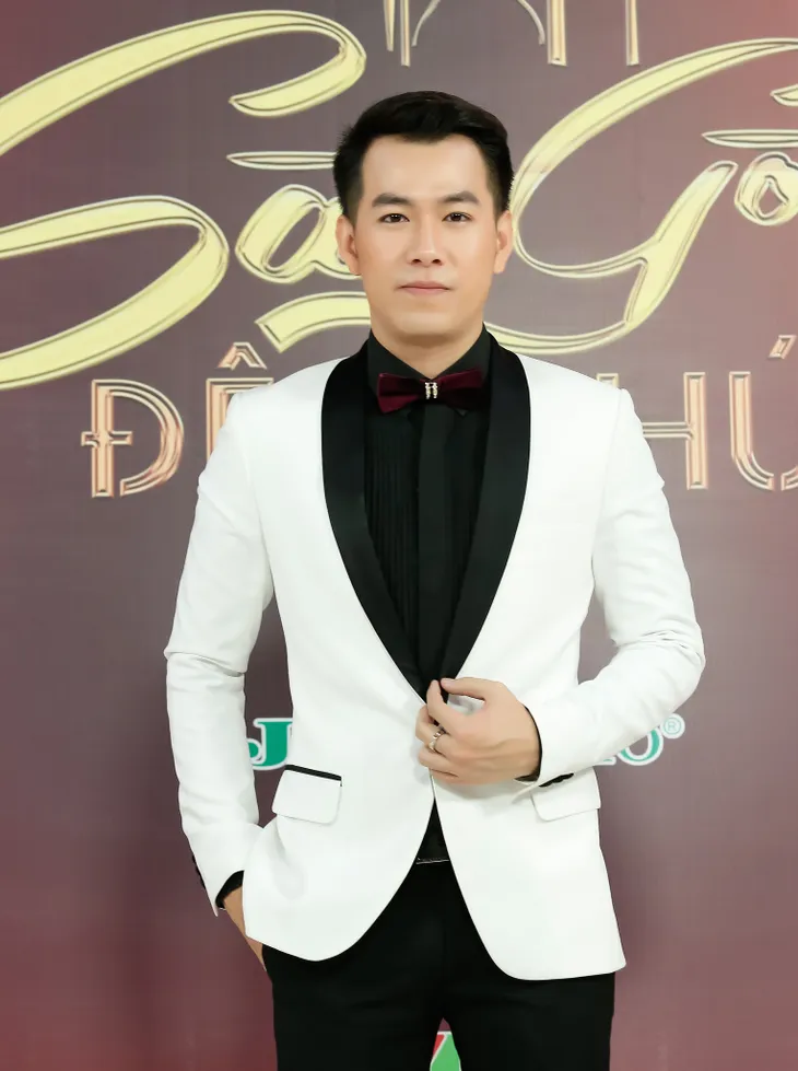Sài Gòn đêm thứ 7: Hồ Trung Dũng khoe “tậu” được nhà mới - Ảnh 1. Sài Gòn đêm thứ 7: Hồ Trung Dũng khoe “tậu” được nhà mới - Ảnh 1.