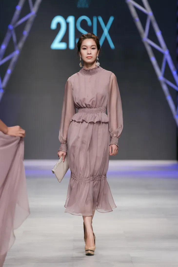 Thêm một thế giới thần tiên trên sàn catwalk Tuần lễ thời trang quốc tế Việt Nam Thu - Đông 2017 - Ảnh 4. Thêm một thế giới thần tiên trên sàn catwalk Tuần lễ thời trang quốc tế Việt Nam Thu - Đông 2017 - Ảnh 4.