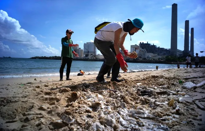 Đóng cửa 13 bãi biển ở Hong Kong (Trung Quốc) sau sự cố tràn dầu - Ảnh 4. Đóng cửa 13 bãi biển ở Hong Kong (Trung Quốc) sau sự cố tràn dầu - Ảnh 4.