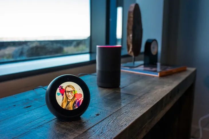 Vừa ra mắt, loa thông minh Amazon Echo Spot đã hết hàng - Ảnh 1. Vừa ra mắt, loa thông minh Amazon Echo Spot đã hết hàng - Ảnh 1.