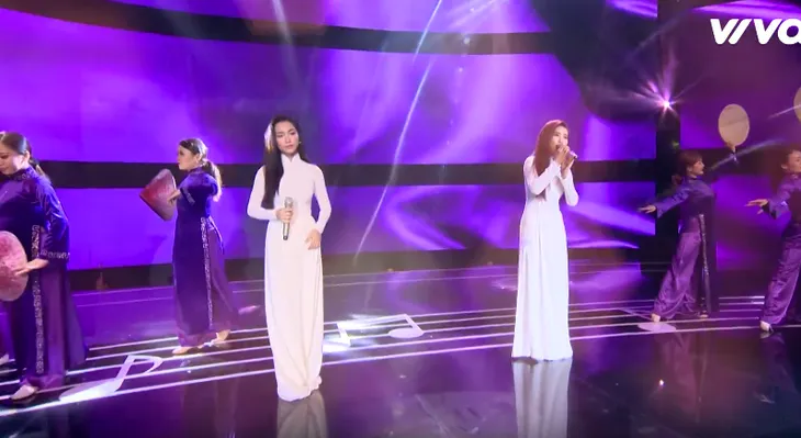 Cặp đôi hoàn hảo: Hòa Minzy gây ấn tượng với chị Tư Cẩm Ly - Ảnh 2. Cặp đôi hoàn hảo: Hòa Minzy gây ấn tượng với chị Tư Cẩm Ly - Ảnh 2.