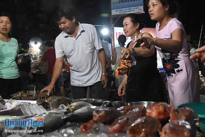 Sôi động chợ đêm hải sản ở đảo Lý Sơn - Ảnh 5. Sôi động chợ đêm hải sản ở đảo Lý Sơn - Ảnh 5.
