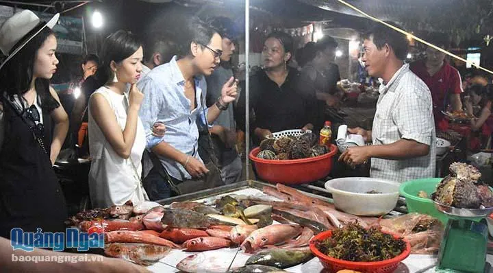 Sôi động chợ đêm hải sản ở đảo Lý Sơn - Ảnh 7. Sôi động chợ đêm hải sản ở đảo Lý Sơn - Ảnh 7.