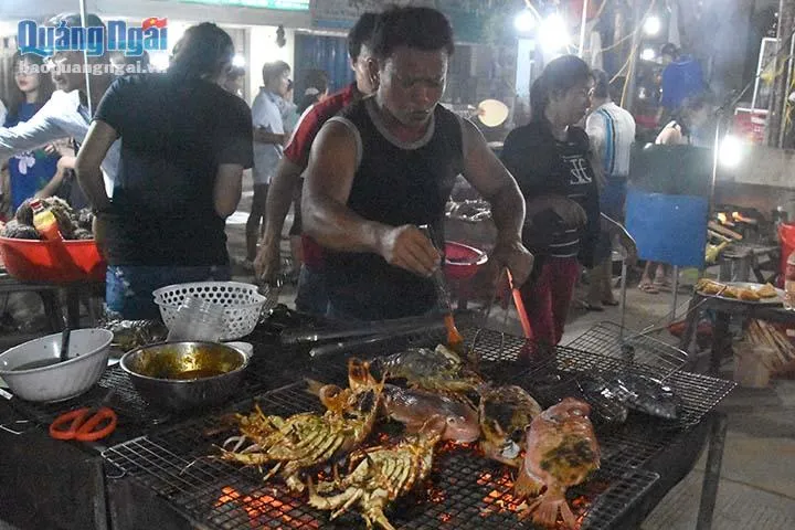 Sôi động chợ đêm hải sản ở đảo Lý Sơn - Ảnh 6. Sôi động chợ đêm hải sản ở đảo Lý Sơn - Ảnh 6.