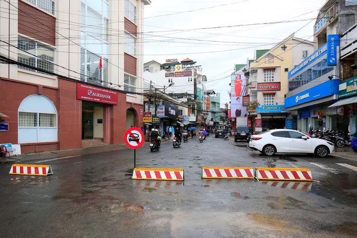 Lãnh đạo tỉnh Lâm Đồng họp bàn giải quyết sự cố lún đất - Ảnh 2.