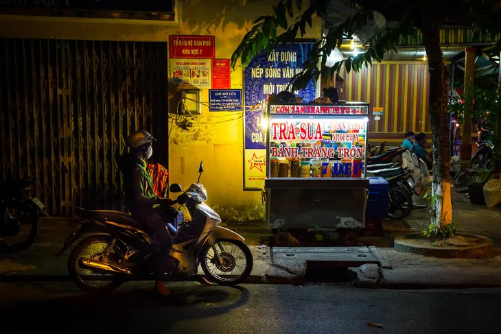 Sắc màu đường phố Việt Nam qua ống kính của nhiếp ảnh gia Ba Lan - Ảnh 6. Sắc màu đường phố Việt Nam qua ống kính của nhiếp ảnh gia Ba Lan - Ảnh 6.