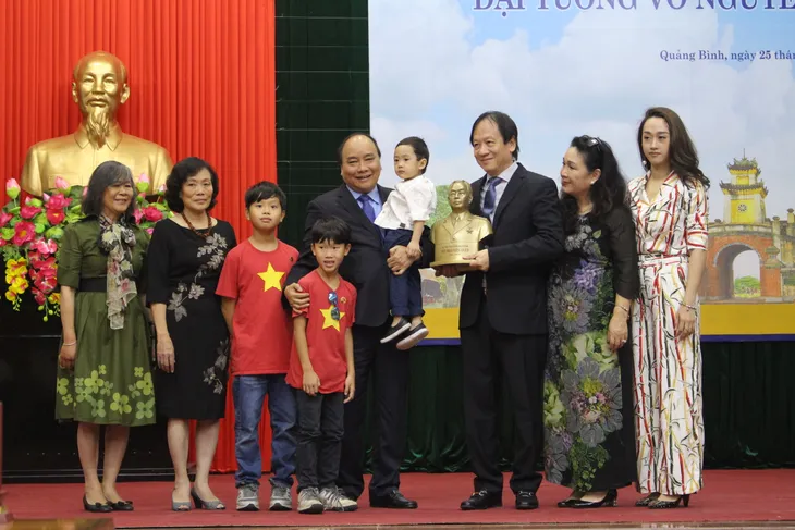 Phát hành đặc biệt bộ tem bưu chính kỷ niệm 106 năm Ngày sinh của Đại tướng Võ Nguyên Giáp - Ảnh 2. Phát hành đặc biệt bộ tem bưu chính kỷ niệm 106 năm Ngày sinh của Đại tướng Võ Nguyên Giáp - Ảnh 2.