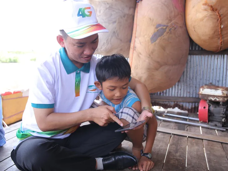 Hành trình mang 4G tới từng người dân ở điểm cực Nam Tổ quốc - Ảnh 4. Hành trình mang 4G tới từng người dân ở điểm cực Nam Tổ quốc - Ảnh 4.