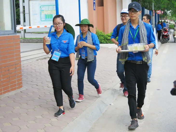 Màu áo xanh giúp xoa dịu “cái nóng” tại kỳ thi THPT Quốc gia 2017 - Ảnh 5. Màu áo xanh giúp xoa dịu “cái nóng” tại kỳ thi THPT Quốc gia 2017 - Ảnh 5.