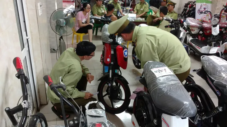 Xử lý nghiêm các cơ sở kinh doanh xe điện nhái, vi phạm bản quyền - Ảnh 2. Xử lý nghiêm các cơ sở kinh doanh xe điện nhái, vi phạm bản quyền - Ảnh 2.